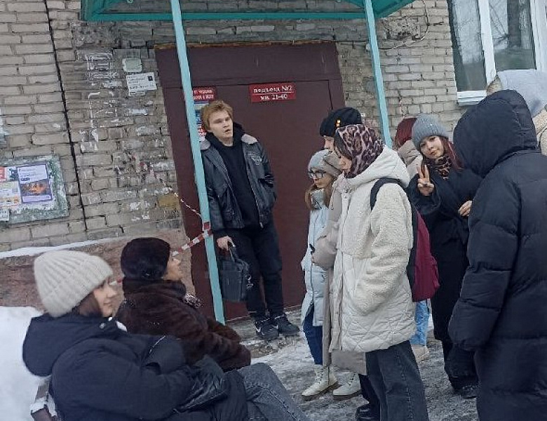 Студенты посетили экскурсию по осмотру прилегающей придомовой территории многоквартирного дома