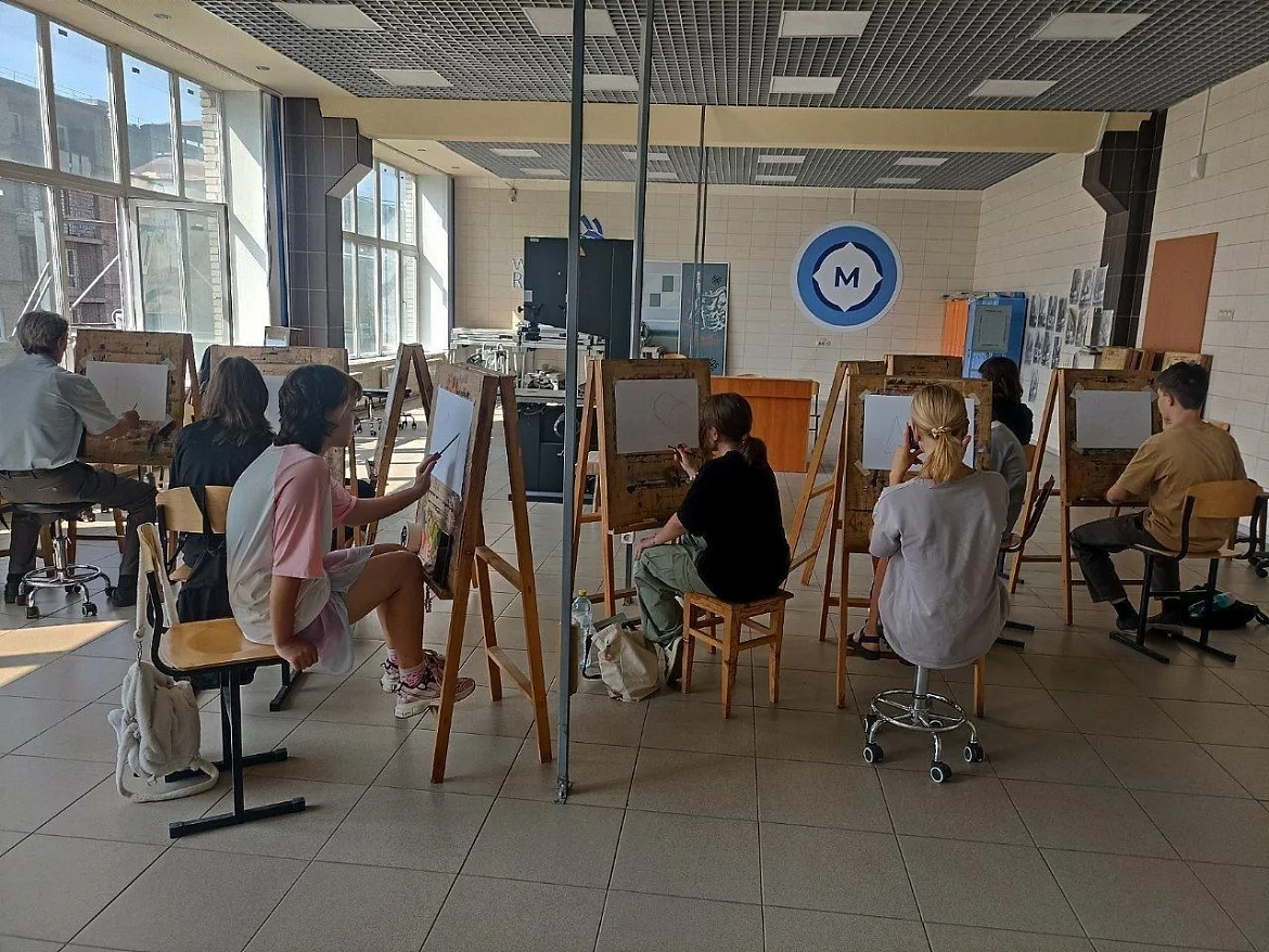 В Новосибирском архитектурно-строительном колледже стартовали летние курсы по рисунку для будущих архитекторов и дизайнеров