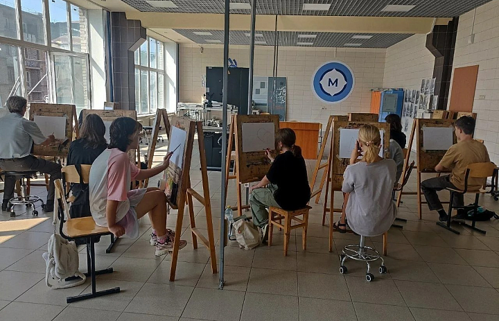 В Новосибирском архитектурно-строительном колледже стартовали летние курсы по рисунку для будущих архитекторов и дизайнеров