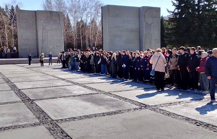 На мемориальном комплексе «Монумент Славы» стартовала Городская акция "Георгиевская ленточка"