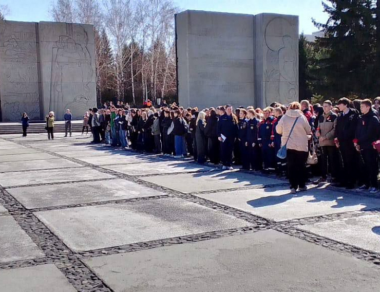 На мемориальном комплексе «Монумент Славы» стартовала Городская акция "Георгиевская ленточка"