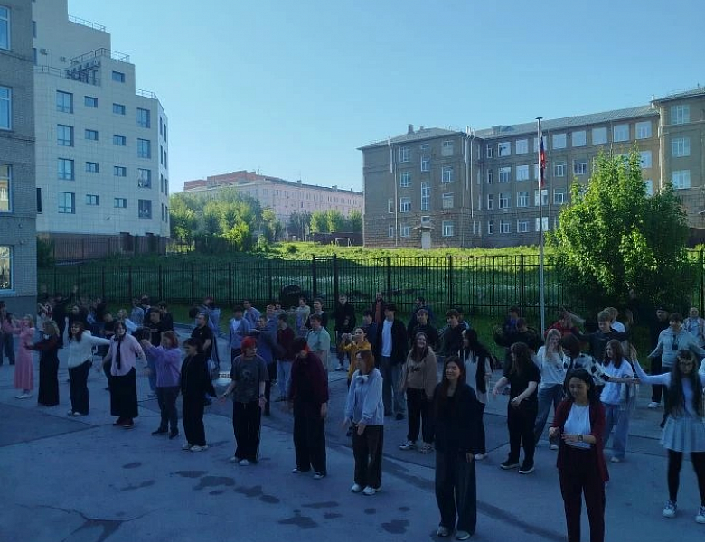 Студенты и амбассадоры «Профессионалитета» зарядили позитивом начало лета на праздничной флешмоб-зарядке
