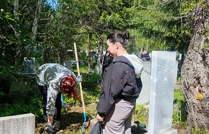 Молодежная общегородская акция «Память», по уходу за городскими памятниками и местами захоронения воинов – сибиряков