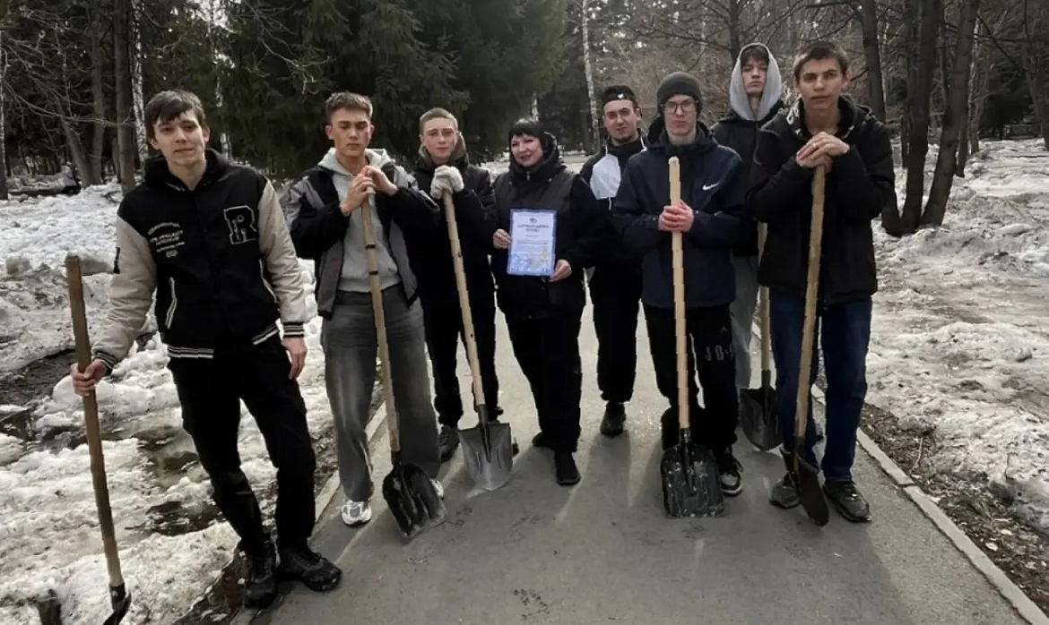 Студенты Новосибирского архитектурно-строительного колледжа приняли участие в акции «Трудовой десант» на Монументе Славы