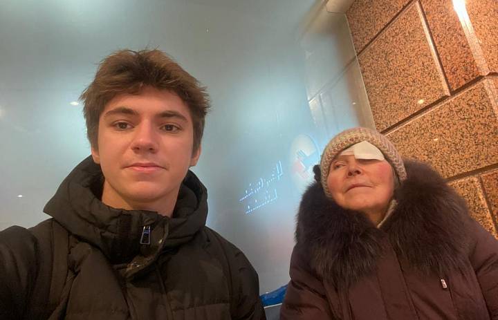 Доброта без границ: студент‑волонтёр помог пожилой пациентке вернуться домой
