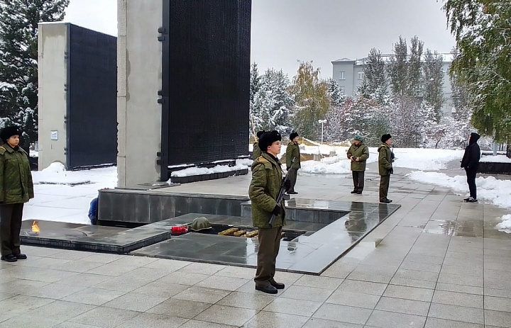 Вахта Памяти у Монумента Славы.