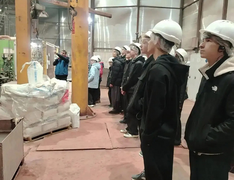  Школьники Новосибирска примерили профессию строителя: девятиклассники посетили завод «Ликолор»