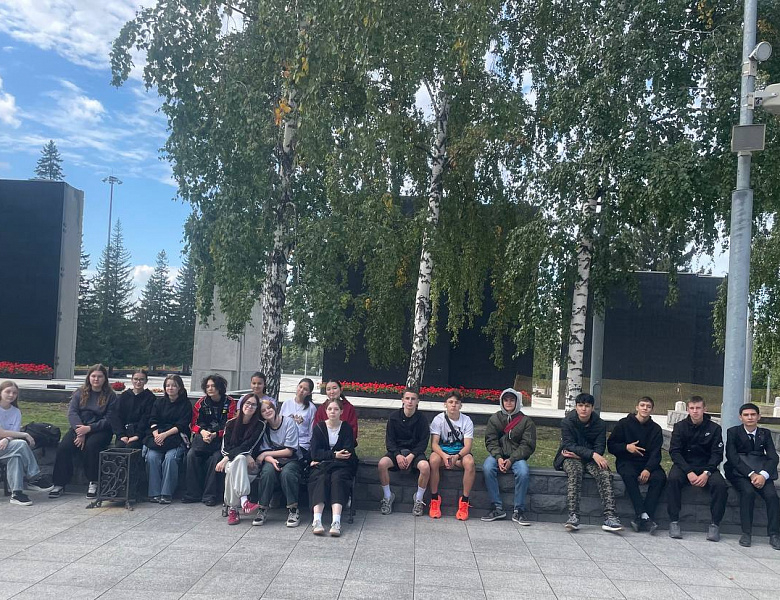 Память объединяет: Студенты «НАСК» на Монументе Славы
