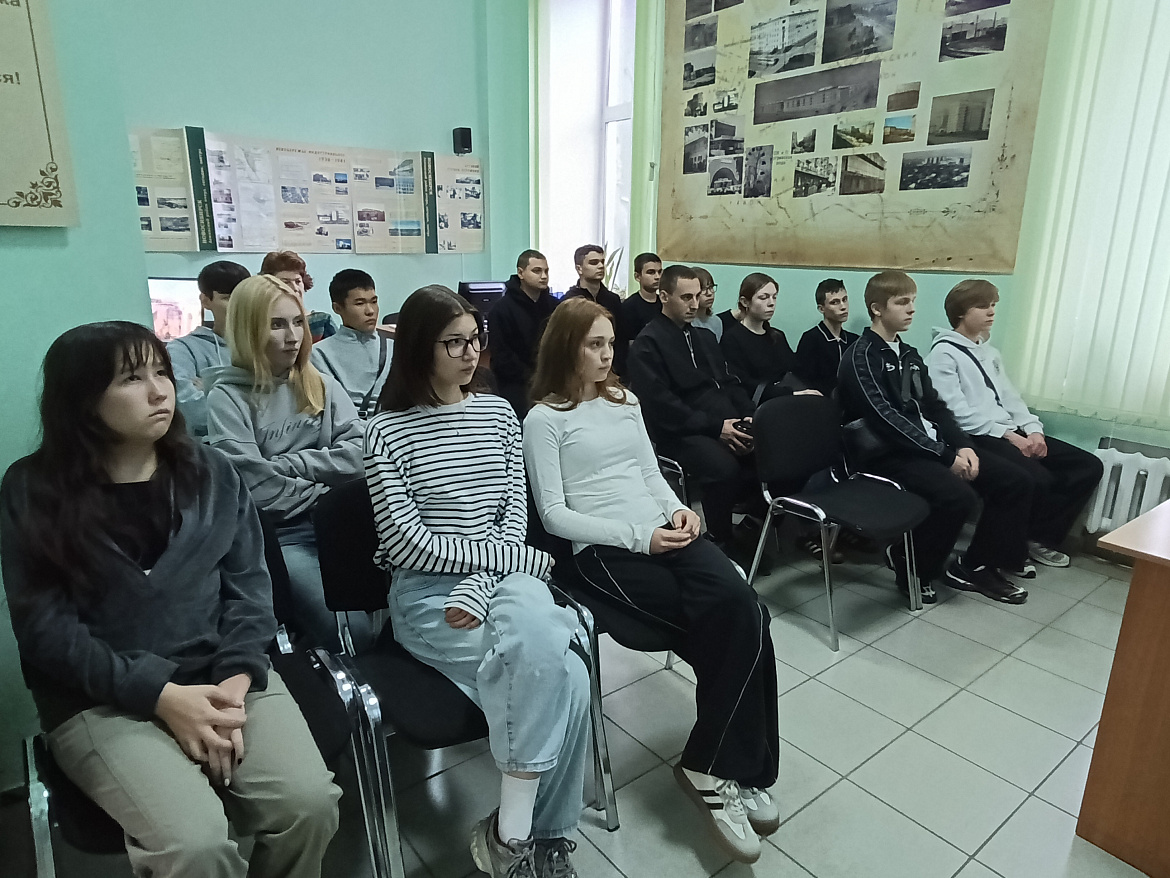 Студенты Новосибирского архитектурно-строительного колледжа посетили лекцию «Дропы: лёгкие деньги, тяжёлые последствия»