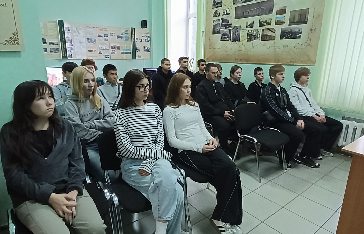 Студенты Новосибирского архитектурно-строительного колледжа посетили лекцию «Дропы: лёгкие деньги, тяжёлые последствия»