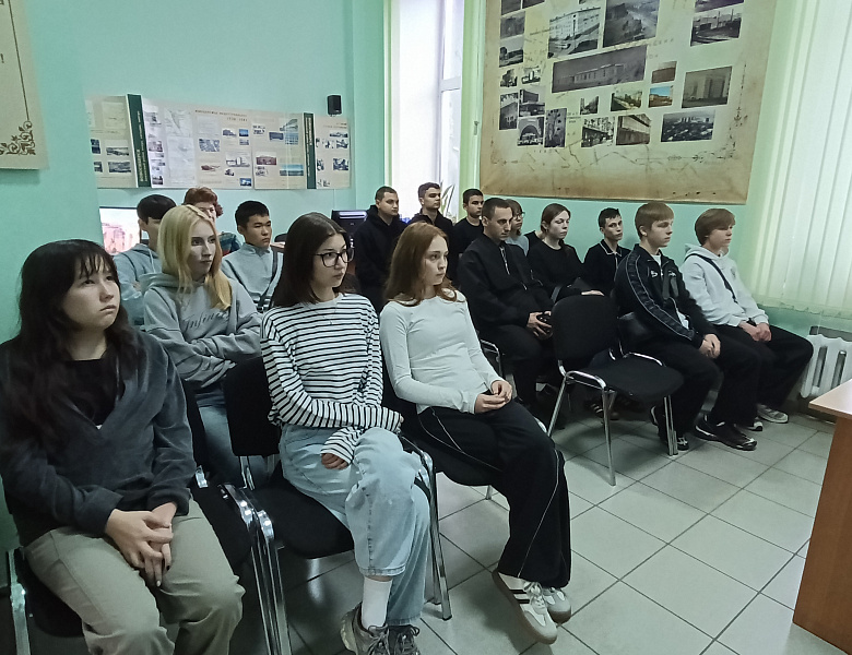 Студенты Новосибирского архитектурно-строительного колледжа посетили лекцию «Дропы: лёгкие деньги, тяжёлые последствия»