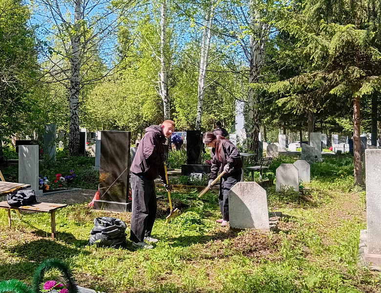 Молодежная общегородская акция «Память», по уходу за городскими памятниками и местами захоронения воинов – сибиряков