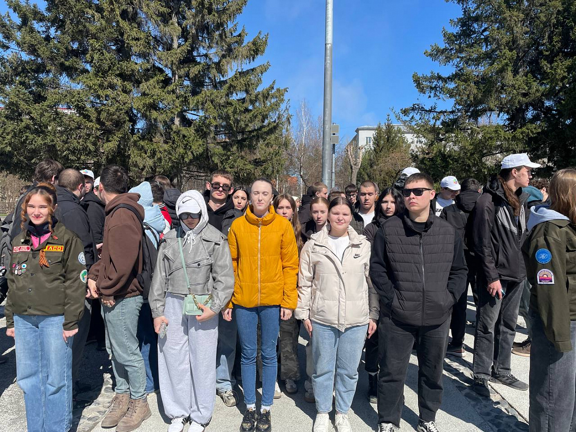 Студенты приняли участие в торжественном старте автопробега, посвященного Международной исторической акции «Диктант Победы» 2025!