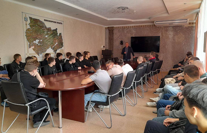Новосибирский архитектурно-строительный колледж посетил представитель Союза войск ВДВ