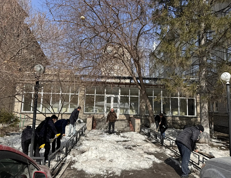 Ни дня без подвига: студенты Новосибирского архитектурно-строительного колледжа против снега!