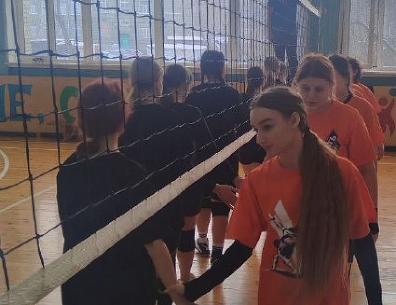 В Новосибирском архитектурно-строительном колледже продолжается серия товарищеских турниров по волейболу.