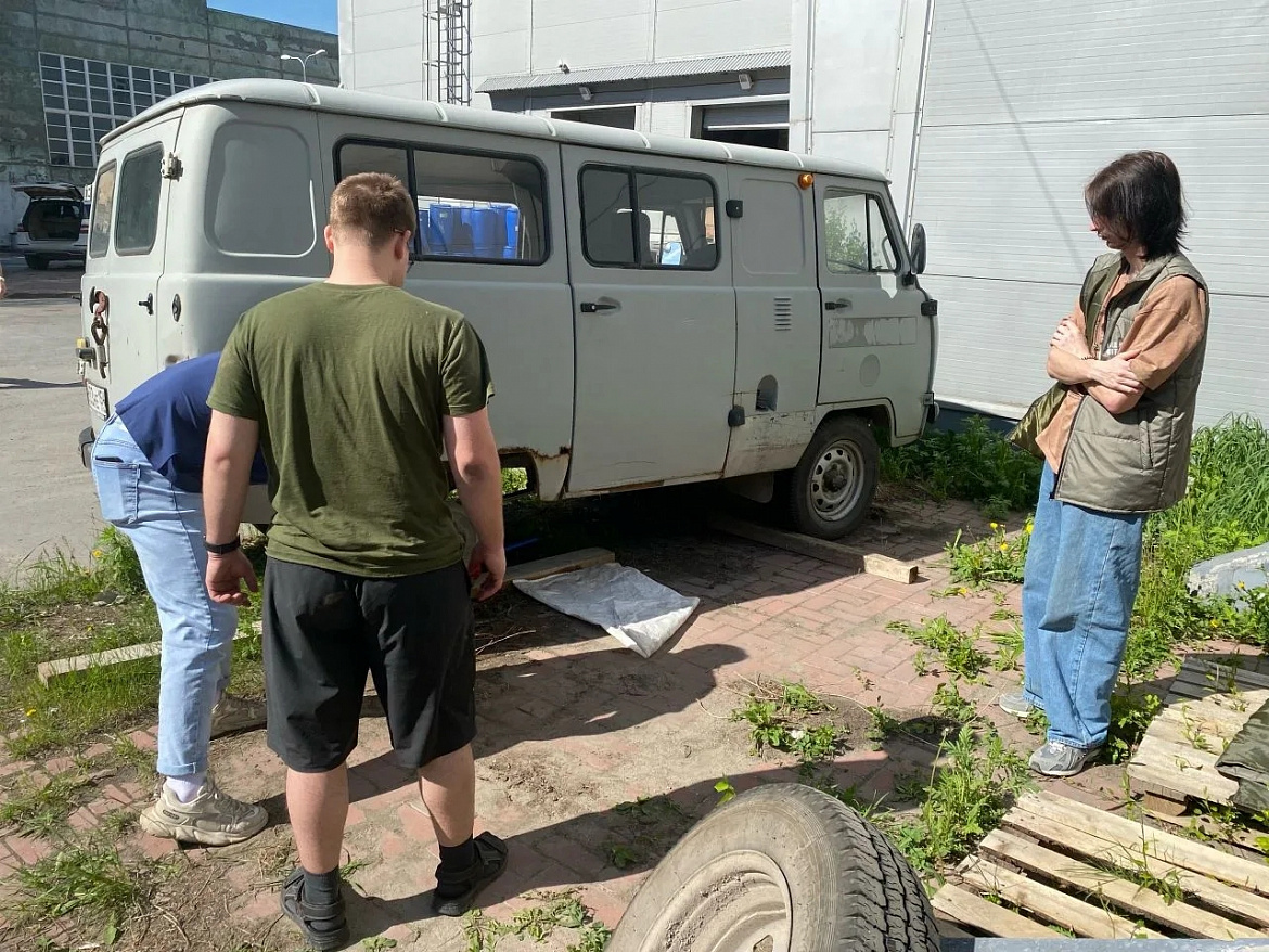 Волонтёры активно принимали участие в подготовки автомобилей "буханок" для нужд СВО