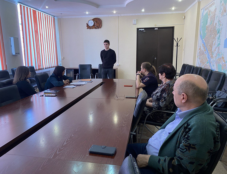 Совет профилактики правонарушений в присутствии инспектора по делам несовершеннолетних, майора полиции Медведевой О.Н.